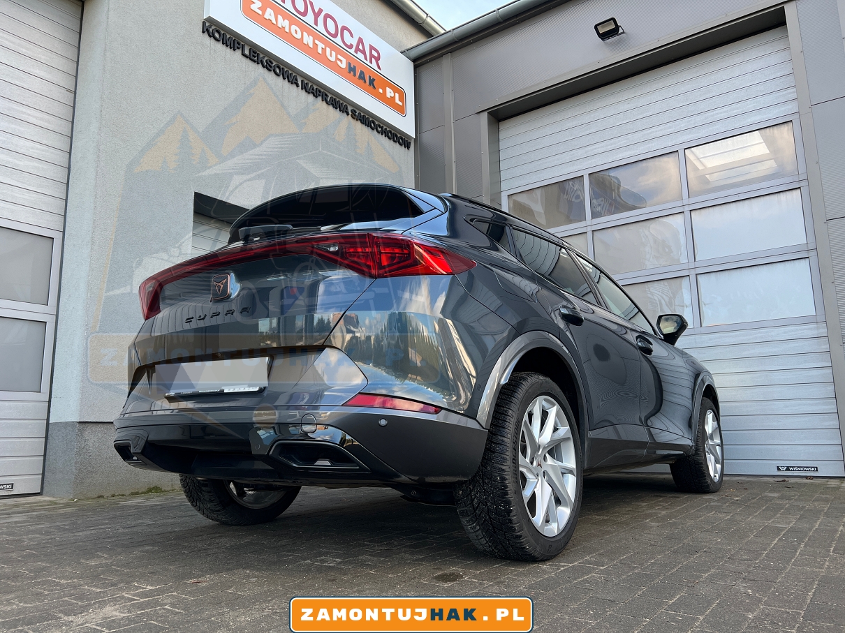 zdjecie na ktorym widzimy seat cupra formentor hak wypinany pionowo brink